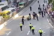 香港警察、香港デモ隊にバイクで突っ込み轢き殺そうとしてしまう