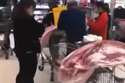 【動画】中国、買いだめ騒動まだ続く！「豚1頭半身(豚肉)」を買う人が行列を作る！