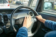 ワイ「前の車遅いなぁ…プーッ！（クラクションを鳴らす」彼女「ちょっと煽らないでよ！」ワイ「はぁーーー？！？！」→結果
