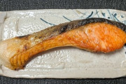 焼き鮭の「皮」、食べる？、捨てる？　実は栄養豊富って本当？　管理栄養士に聞いてみた