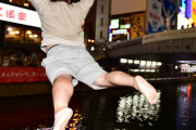 「民度低すぎ」道頓堀ダイブ“マスコミ煽り”批判殺到も「奇跡の1枚」飛び込み写真が話題