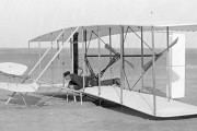 ライト兄弟（1903年）「飛行機が完成したぞ！」→１００年後