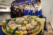 【韓国】光州の代表的なヒーリングフード『チュモクバプ（おにぎり）』を伝統飲食アカデミーの会員らが市民たちに説明