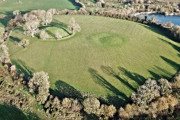 【考古学】ケルト神話ゆかりの地アイルランドのナヴァン・フォートで古代の宗教施設と思わしき巨大遺跡が発見される