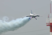 【悲報】 ブルーインパルスさん、カラースモークを不適正噴射していた
