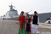 中国海軍の052D型ミサイル駆逐艦がパキスタンに入港、二国間演習へ…市民が両国の旗を振り歓迎！
