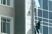 【すごい】9階の窓からぶら下がる子供を救ったスーパーヒーローの映像。（カザフスタン）