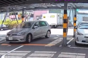 【動画】駐車場の入口で人を降ろす非常識な運転手が原因でショボンな事に。