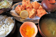定食屋おばちゃん「唐揚げ定食980万円ねーｗ」 コミュ障ワイ「ｱｯｱｯｱｯ1000円でお願いしまｽｩｰ」