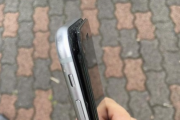 【画像】女さん「スマホが膨らんできた…」