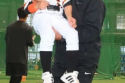 巨人・原監督、アーリーワークで野球少年を胴上げする