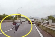 【兵庫】落下物の大恐怖。前を走るトラックから手押し車が飛んでくる動画がヤバい。