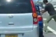 【動画】 路上トラブルでブチ切れ、サイドミラーを剥ぎ取って勝ち誇る衝撃動画が流出