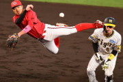 カープ菊池の変態ジャンピングスロー！←阪神ファン「反則守備」「変態プレー」