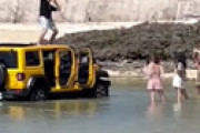 【動画】 中国人が高級レンタカーを海に乗り入れ記念撮影・・ ⇒ 動画が発掘される