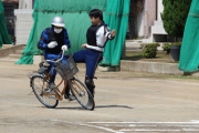 【悲報】警察さん、とんでもない方法でながら自転車運転の怖さを中学生に教えてしまうｗｗｗ