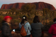 【豪エアーズロックに登山客殺到】２６日からの禁止を前に