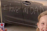女の子、パパの車に素敵なメッセージを残す