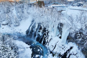 海外「冬の日本旅行で素敵な滝に出会ったんだ」外国人が感動した北海道の雪景色が話題に