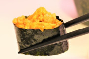 【本物とは!?】寿司屋「どうして？若い人がウニ食べてくれない！」