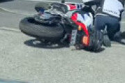 【動画】 身長150cmの女子ライダー、納車直後に3回コケて自走不可で帰れなくなる・・ 衝撃動画