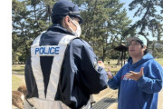 【画像】奈良公園に身長230センチの超巨大警官が現れる！？