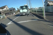 【悲報】歩行者「横断歩道渡るで～」バイク「止まるで～」→後方ミキサー車「！！？？」