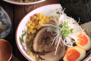 海外「家庭で本格！卵ネギチャーシューコーンが入った」味噌ラーメンの作り方