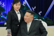 「尊敬するお子様」北朝鮮の金正恩総書記、建軍節に娘を連れ人民軍の宿舎訪問！