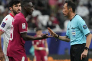タジキスタンのシェグルト監督が日本人主審に激怒…選手と激突、その後決勝点奪われる【アジア杯】