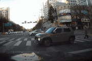 あまりにも非常識…横断歩道を渡る車に非難殺到＝韓国の反応