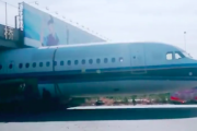 中国でエアバスA320のボディが橋に引っかかってしまうという珍しい事故が撮影される。