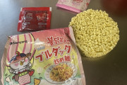 カップ麺のブルダックとか言う少ない奴😡