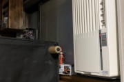 【画像】俺氏、部屋に窓クーラーを設置する