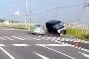 【不運】信号無視で軽自動車と衝突したプリウスに突っ込まれる車載。