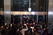 さすが高度に進んだ民主主義国家　～　【韓国】戒厳令軍が国会議事堂に侵入