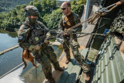 ドイツ陸軍のK9部隊が高さ48メートルのダムで懸垂下降を披露！