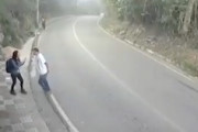 【動画】早朝強盗に遭いかけていた女性、偶然通りがかった労働者のグループに救われる。