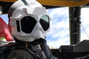 核攻撃を行う爆撃機パイロットは特殊ゴールを着用する