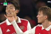 【画像】失点招いたミスをした冨安に顔をあげろと促すウーデゴール