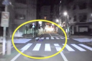 それはやめて！交差点の中で寝ていた人をギリギリ回避した車載映像。
