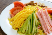 冷やし中華とかいうクッソ不味いのに夏の定番だからなんとなく惰性で食べ続けられてる料理
