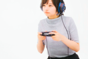 旦那が私がやってるゲームを見ながら「はいここで右から強敵登場しま～す、こいつがパワーアップして変異したのがラスボスね」とか少し先のネタバレをしてくる。