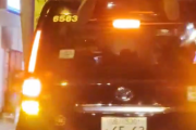【動画】タクシーの天井に人がしがみ付いたまま走行… ライドシェア用の貸し出し車両か⁈