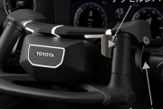 【画像】トヨタ「あれ？ペダルって要らなくね？全部手で運転すればいいじゃん」ペダル全撤去車展示へ
