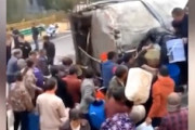 【動画】中国で横転したタンクローリーにポリタンクを持った村人が殺到ｗｗｗ
