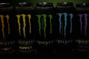 「モンスターエナジー」←こいつがレッドブルを抑えてエナジードリンク界の覇権を取れた理由