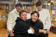 【朗報】村上宗隆さん、山川の腰にねっとり手回し