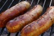 【悲報】ソーセージは焼く派、茹でる派、未だ決着付かず
