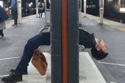 【画像】酔って駅で寝てる人が芸術的になってる件ｗｗｗｗｗｗｗｗｗｗｗｗｗｗｗｗ